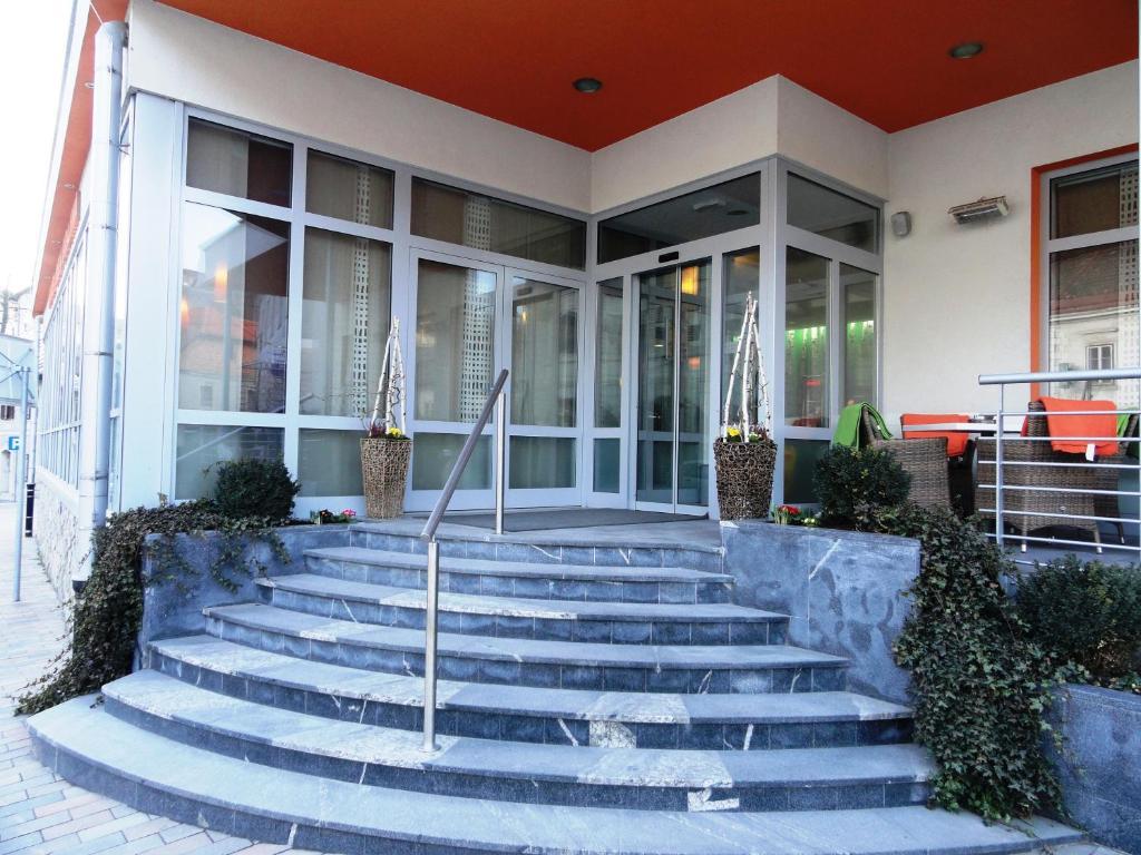 Hotel Bela Krajina Метлика Экстерьер фото