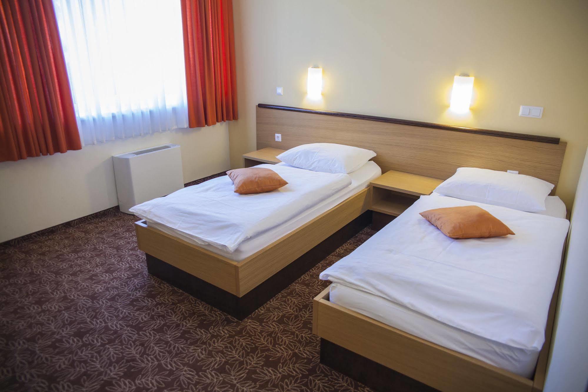 Hotel Bela Krajina Метлика Экстерьер фото